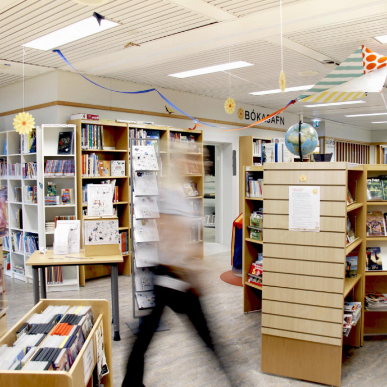 Fræðibækur og fleira í barnadeild