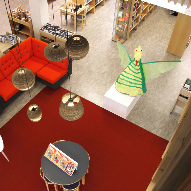 Safnið er rúmgott og víða hægt að tylla sér niður við lestur eða til afslöppunar