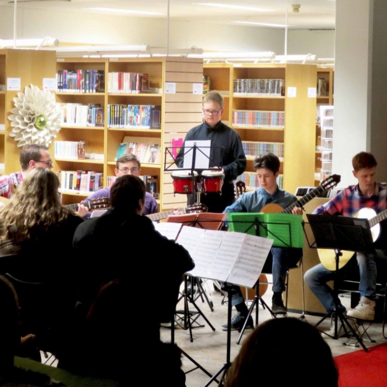 Nemendur frá Tónlistarskóla Reykjanesbæjar tóku á móti gestum með ljúfum hljóðfæraleik