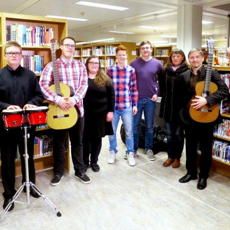 Nemendur frá Tónlistarskóla Reykjanesbæjar tóku á móti gestum með ljúfum hljóðfæraleik