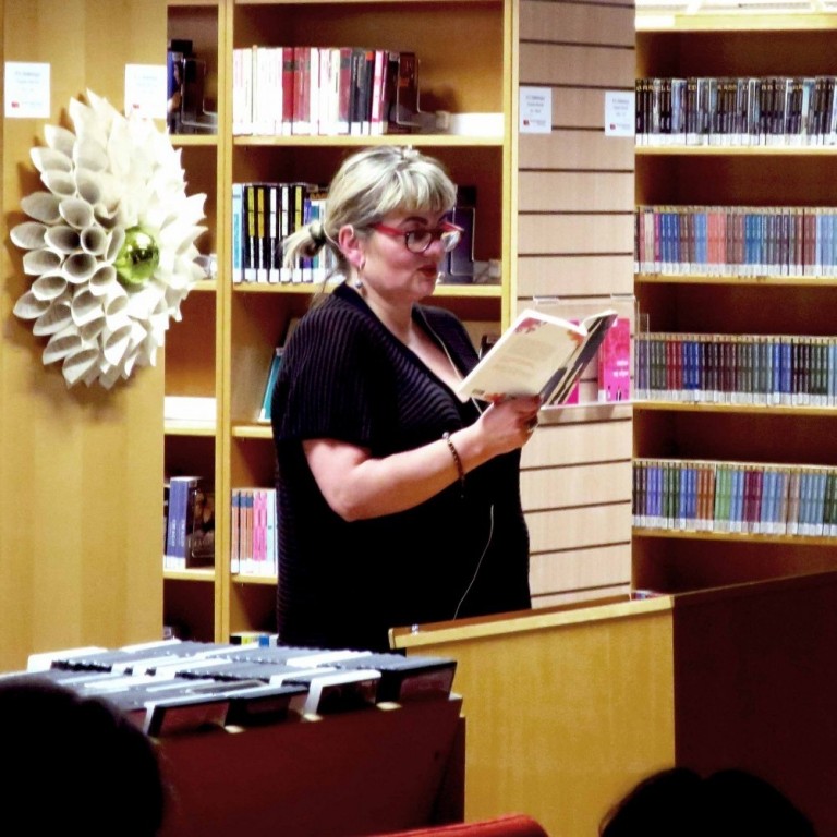 Árelía Eydís Guðmundsdóttir las úr fyrstu skáldsögu sinni Tapað - fundið