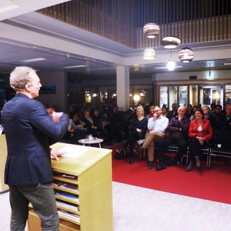 Jón Kalman Stefánsson las úr bókinni Eitthvað á stærð við alheiminn