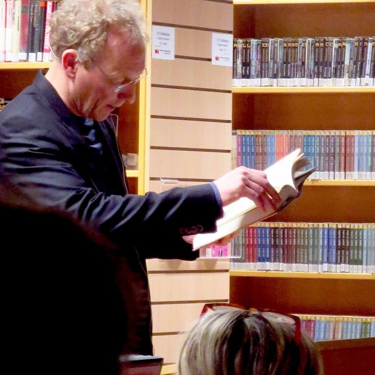 Jón Kalman Stefánsson  las úr bókinni Eitthvað á stærð við alheiminn