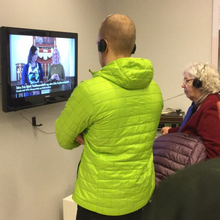 Áhugasamir gestir sem horfa á myndband fermingar