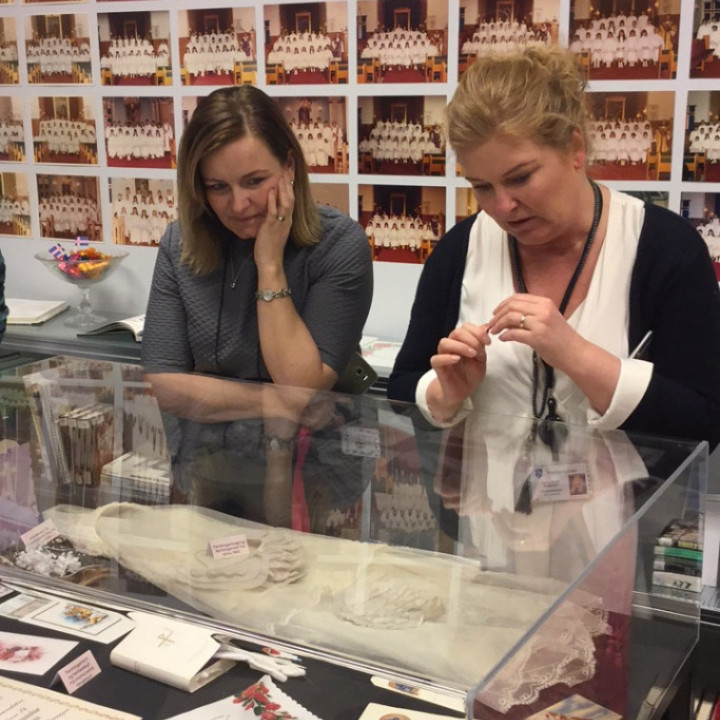 Hér skoða Helga María og Hanna gamla muni frá fermingum