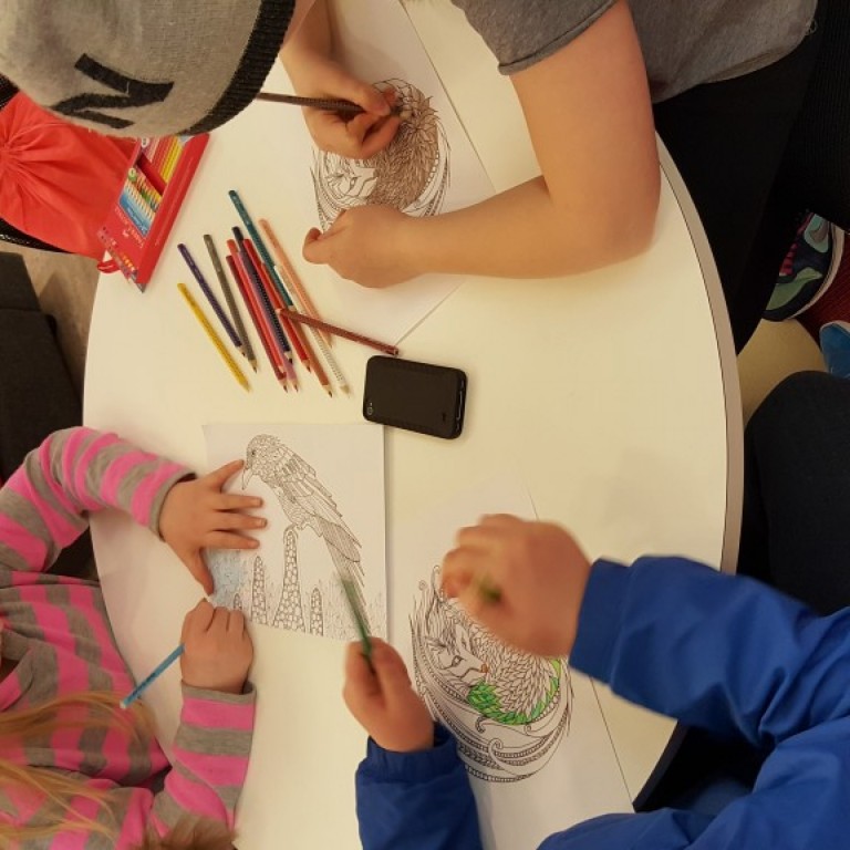 Það er notalegt að lita saman og spjalla í rólegheitunum. Margir nota litabækur og liti sem hugleiðsluaðferð.