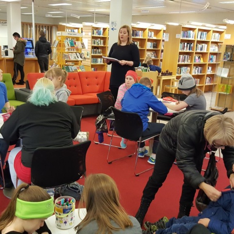 Berglind Ásgeirsdóttir, einn höfundur metsölubókarinnar Íslenska litabókin,  spjallar við gesti safnsins.