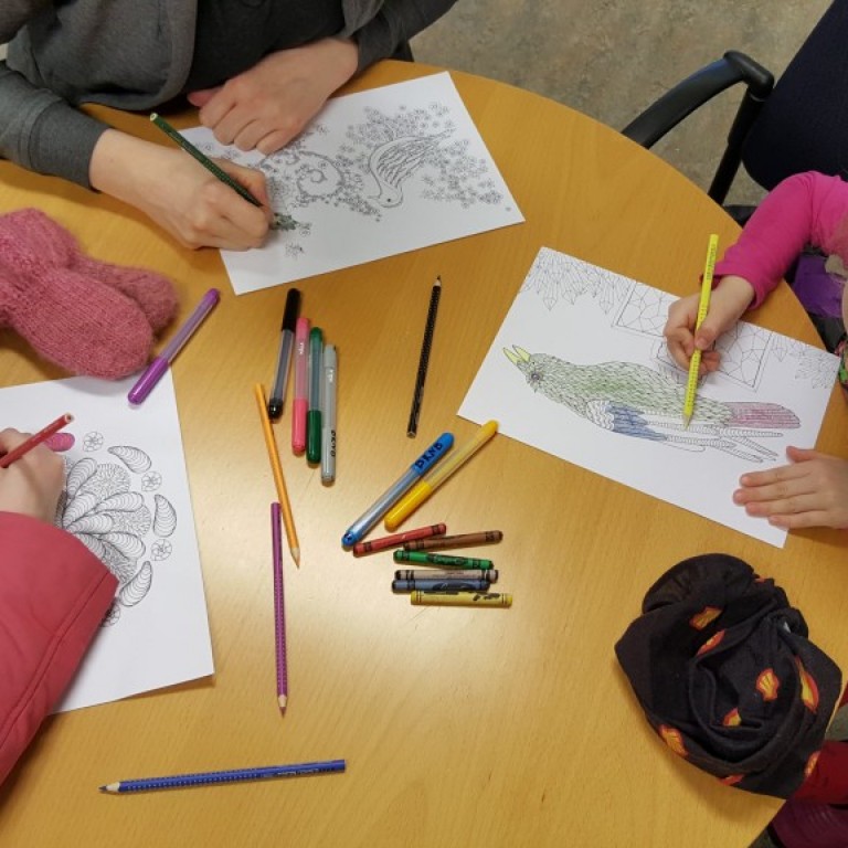 Þessar mæðgur gerðu sér glaðan dag og lituðu saman