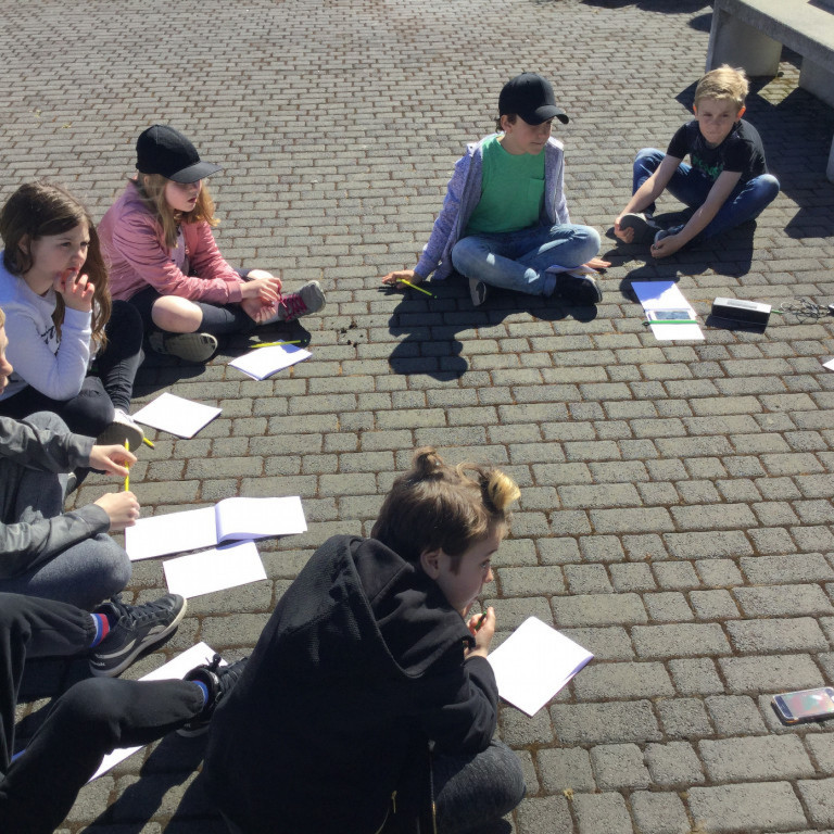 Hér hlustar hópurinn einbeittur á rapparann GKR