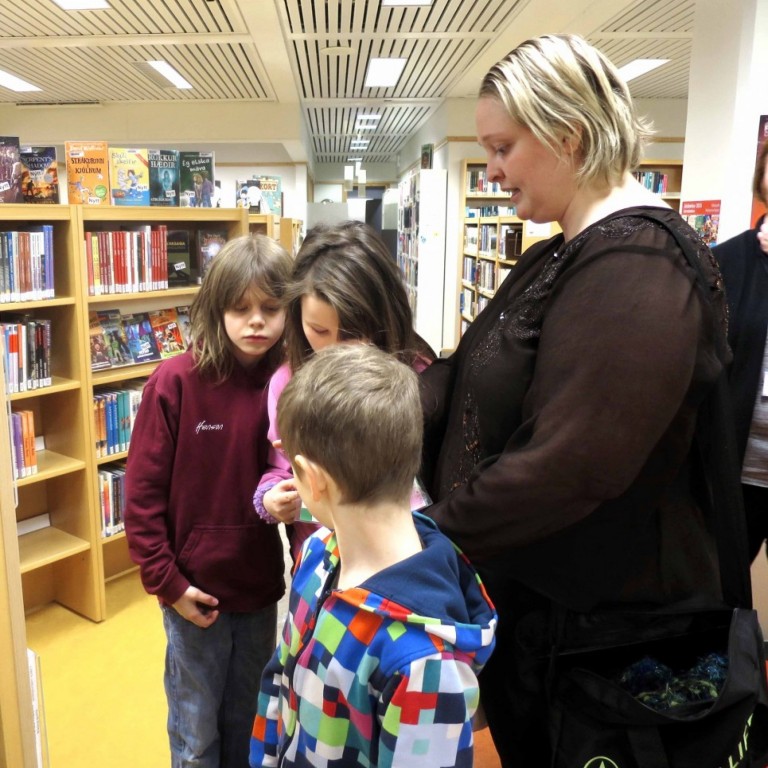 Krakkarnir keppast um að finna sem flesta Valla sem faldir eru víðs vegar um safnið.