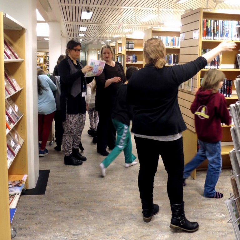 Krakkarnir keppast um að finna sem flesta Valla sem faldir eru víðs vegar um safnið.