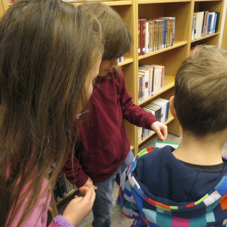 Krakkarnir keppast um að finna sem flesta Valla sem faldir eru víðs vegar um safnið.