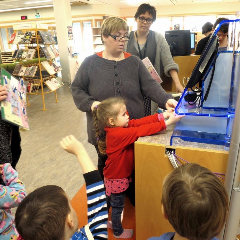 Hér prufa börnin sjálfsafgreiðsluvélina Sillu