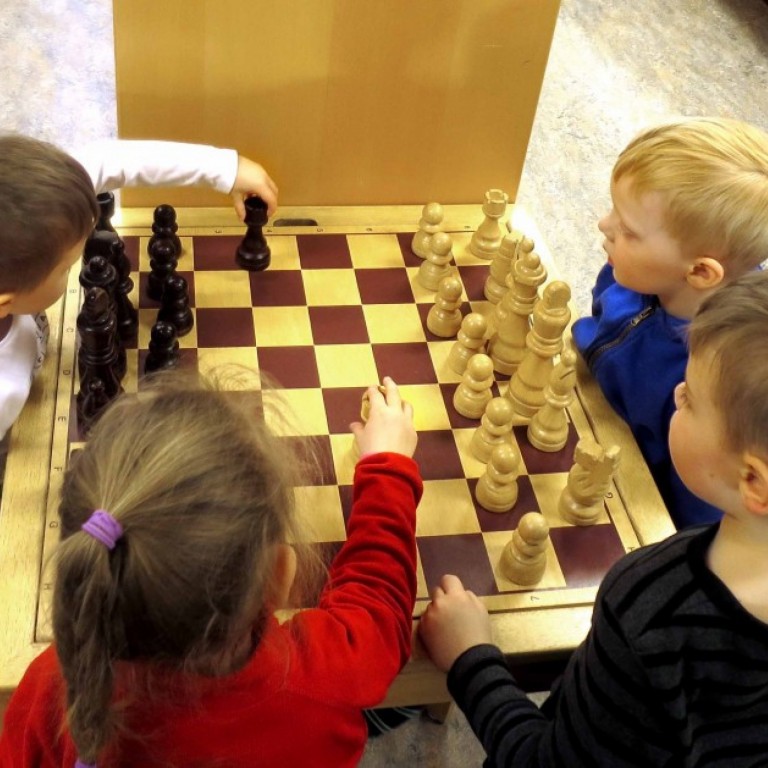 Börnin skoðuðu skákborðið