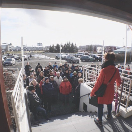 Í upphafi göngu fyrir framan Bókasafn Reykjanesbæjar