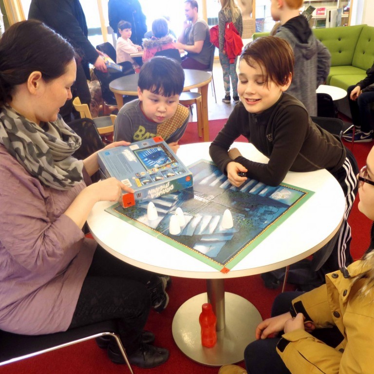 Skemmtileg samverustund með spilum í forgrunni