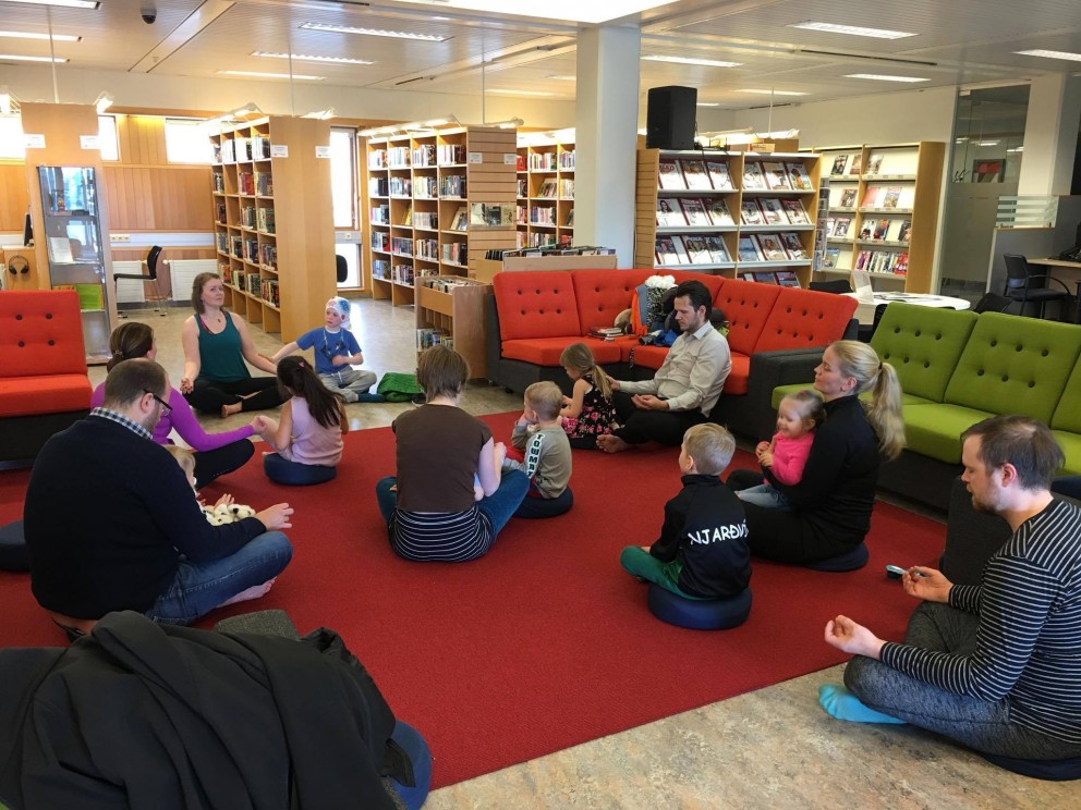 Opnun myndlistarsýningar og fjölskyldujóga