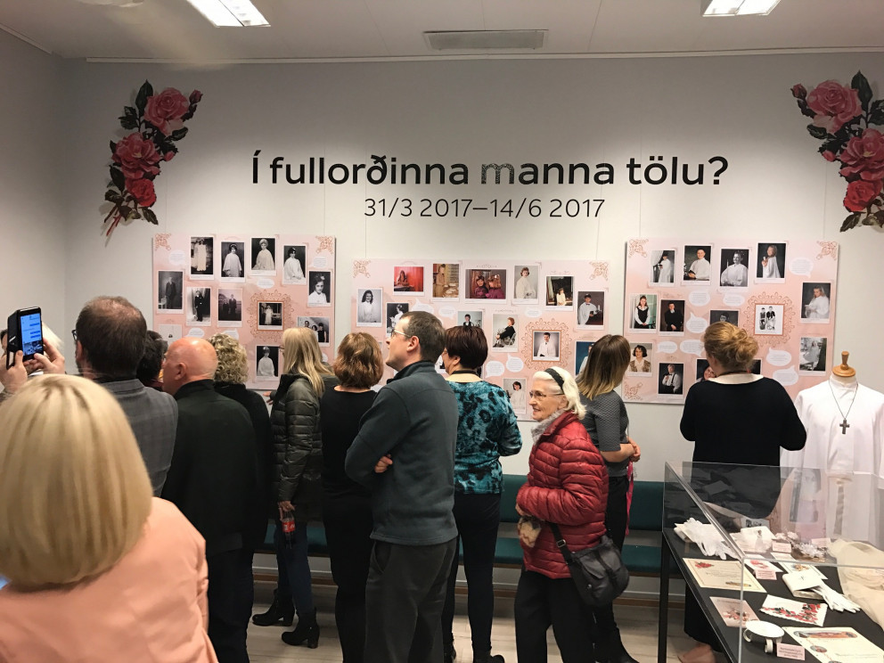 Opnun sýningarinnar Í fullorðinna manna tölu?