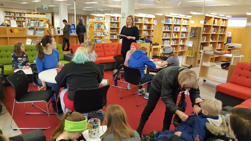 Berglind Ásgeirsdóttir spjallar við gesti safnsins