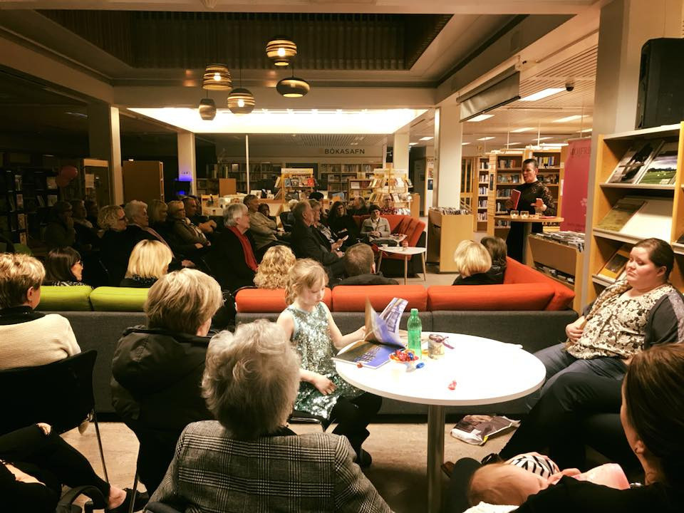 Fjöldi gesta í útgáfuhófi með Mörtu Eiríks