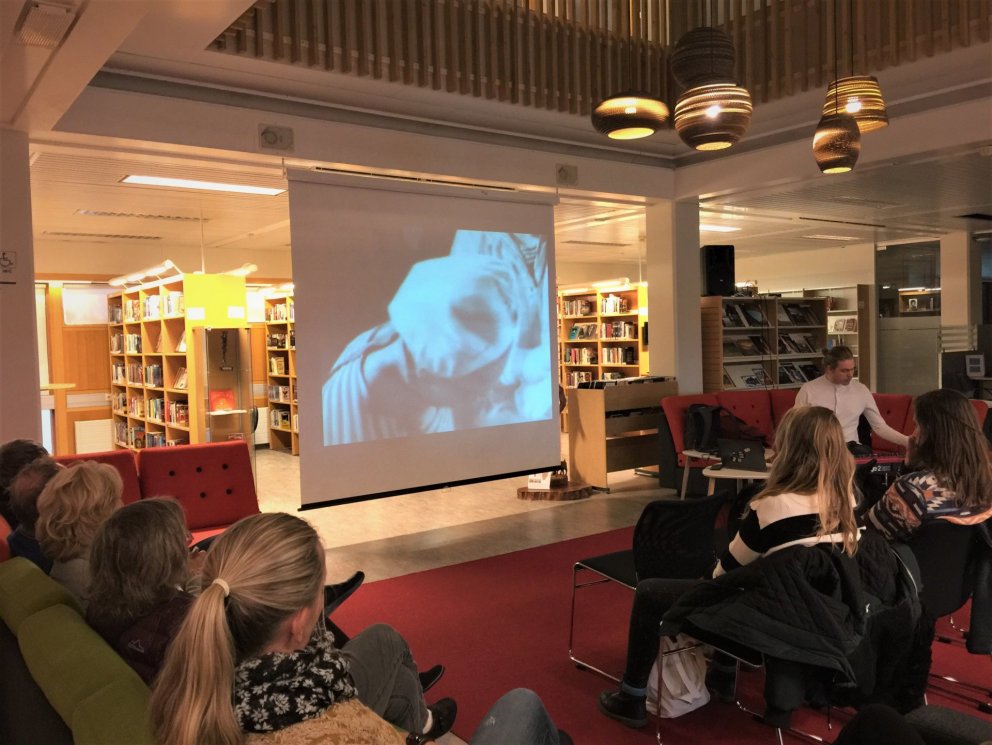 Myndlist og tónlist í bókasafninu á Ljósanótt